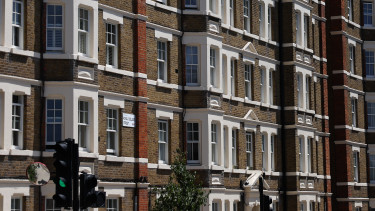 Bezuhantak a lakásárak London központjában, borzolja a kedélyeket a tervezett adó