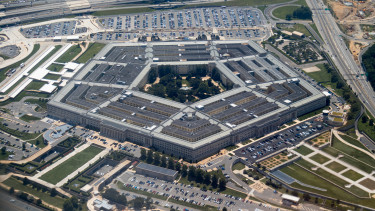 Áll a bál a Pentagonban: váratlanul menesztették a csúcsvezetőt