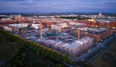 GettyImages-2232560057-építkezés-ingatlanfejlesztés-új-építésű-lakópark-építőipar-lakópark-városfejlesztés-lakásépítés-kivitelezés-beruházás-ingatlan