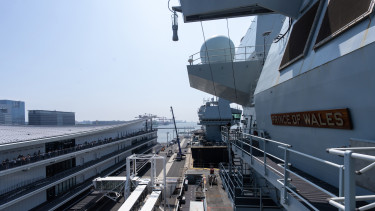 Kifutott a tengerre a 65 ezer tonnás monstrum: lopakodókkal és drónokkal a fedélzetén készül valami nagyra a katonai szövetség