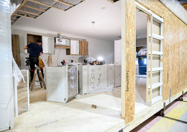 GettyImages-2238639129-építőipar-lakásépítés-készház-ingatlan-építőipar-fizikai-munkás-kivitelezés-bútor-lakóépület-lakásfelújítás-munka