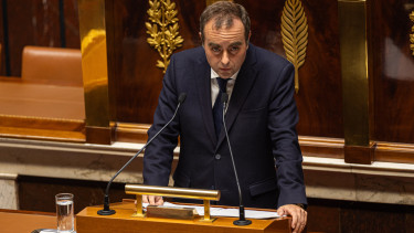 Órákon belül eldől a francia kormány sorsa
