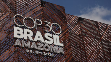 Balhé a klímacsúcson: őslakosok rohamozták meg a helyszínt, többen megsérültek