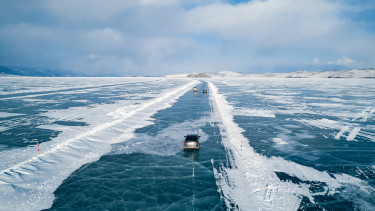 Majdnem 10 éve nem volt ilyen: a befagyott tengeren indult autóforgalom két sziget közt
