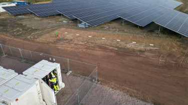 Sötétedés után is egyre nagyobb a napenergia szerepe az áramellátásban