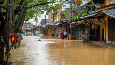 Drámai videón, ahogy másodpercek alatt pusztít el az árhullám egy hatalmas hidat
