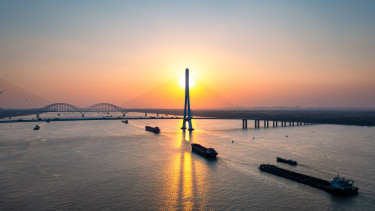 Kína csendben a folyókon és tengereken is dominanciára tör