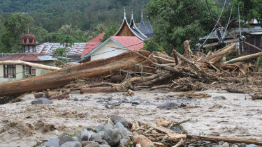 Nem kíméli a természet a világ egyik legnépesebb országát - Százak haltak meg két hét alatt