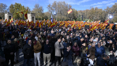 Tízezre vonultak utcára a kedvelt turistaközpontban - A kormány lemondását követelik