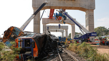 Horrorbaleset: kisiklott egy vonat, miután rászakadt egy hatalmas daru