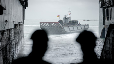 Készül a partra szállás: tankokkal megpakolt hadihajók indultak meg Németország felé
