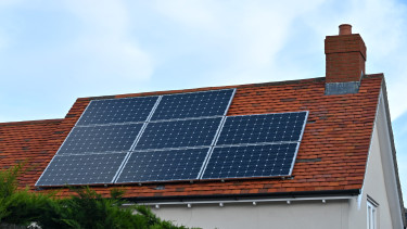 Újabb fordulat a megbírságolt otthoni napelemesek történetében - mindenki a másikra mutogat