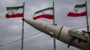 Pattanásig feszült a helyzet: Irán ballisztikus rakétákkal szórta meg Izraelt