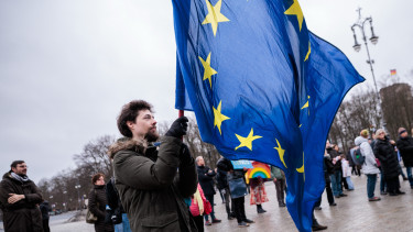 Aggasztó jelentés futott be: bajban vagyunk Európában, mélyül a pémzügyi szakadék