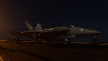 Lángok az amerikai repülőgép-hordozón, robbanások Európai bázisokon, de talán fellélegezhet az olajpiac - Híreink a közel-keleti harcokról pénteken 