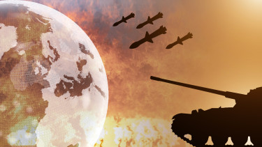 Bárki nyer, nehéz dolga lesz: a nemzetközi környezet, ami az új kormány mozgásterét meghatározza