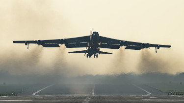 Árulkodó fotók buktatták le a légierőt: kiderült, milyen fegyverekkel indulnak az amerikaiak az iráni bunkerek ellen