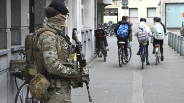 Beépült egy kém a NATO létesítményébe? Súlyos vádakkal vettek őrizetbe egy nőt Európa szívében
