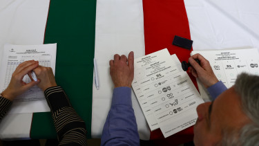 Marad a köhögő magyar kocsi a kátyús országúton vagy lekanyarodik a szerviz felé?