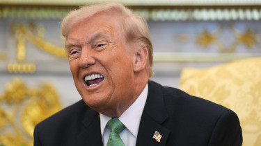 Trump a bolondját járatta a családi kriptók befektetőivel, közben ő maga egész máshová tette a vagyonát