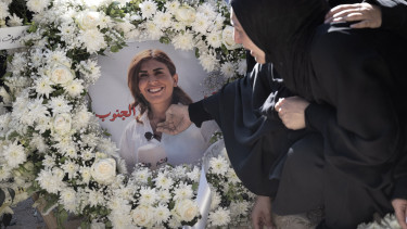 Drámai pillanatok a fronton: tűz alá vették a kiérkező mentősöket, esélyük sem volt megmenteni a sebesült újságírót