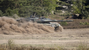 Kiszivárogtak a tervek: rátenné a kezét a csúcsharckocsikat gyártó óriásra Németország, de ketyeg az óra