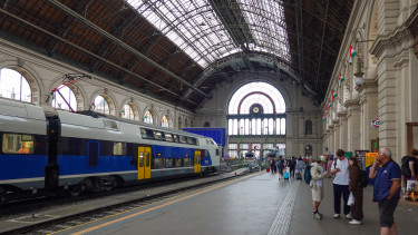 Füstöl egy vonat a Keleti pályaudvaron, jelentős változásokra kell készülni a közlekedésben