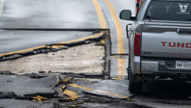 Súlyos a helyzet: 500 mm eső esett két nap alatt, százával mentik a lakosságot a történelmi áradásban Amerikában