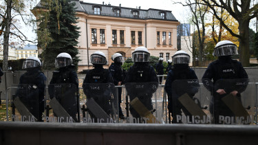 Meghökkentő képsorok Lengyelországból: az elnök szó szerint átverekedte magát a rendőrsorfalon