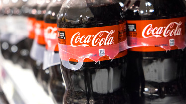 Lép a Coca-Cola, eltűnik a jól ismert felirat a magyarok egyik kedvenc ásványvizéről