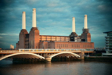 GettyImages-497019897-london-erőmű-híd-vonat-vasút-folyó-Nagy-Britannia-épület-ingatlan-energia