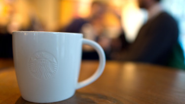 Néhány gramm méz miatt gyűlt meg a baja a Starbucksnak a törzsvásárlókkal