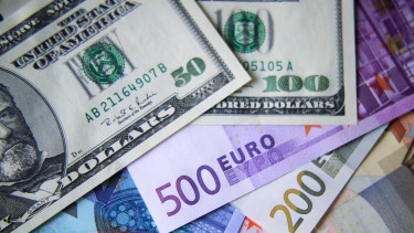 Ömlenek a milliárdok Európába