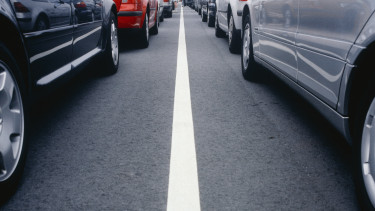 Teljesen beállt az M1-es, mert a terelésre használt sávban baleset történt