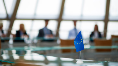 Fellélegezhetnek a bankok, enyhítene az Európai Bizottság bizonyos banki tőkekövetelményeken