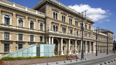 Kiemelkedően jó befektetés a diploma Magyarországon, mégis túl kevesen tanulnak tovább