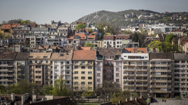 Kivárnak a vevők, alig nőtt a budapesti új lakások ára