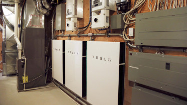 Tűzveszély miatt hívja vissza a Tesla a népszerű otthoni akkumulátorát