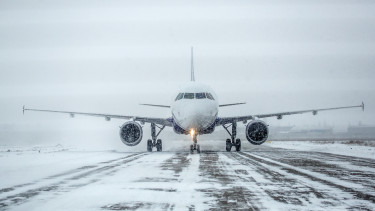 Lecsapott a tél: kifogyóban a létfontosságú folyadék Európa egyik legnagyobb repterén, ami nélkül nem szállhatnak fel a gépek