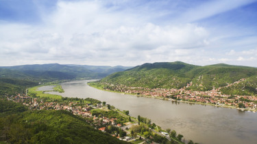GettyImages visegrad 200197812-001-duna-erdő-felhő-folyó-hegy-település-természet