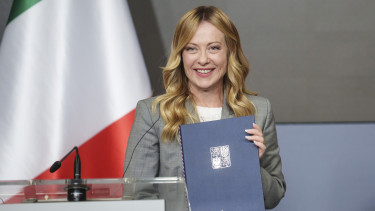 Elege lett Giorgia Meloninak a róla készült, szexuális tartalmú hamis felvételekből, példátlan lépést tett