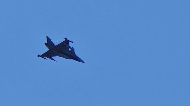 Jönnek az első felvételek a lezuhant magyar Gripen vadászgépről: sűrű füst csapott fel a repülőtéren - Videó