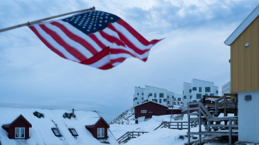 Videók: megpróbálták kitűzni az amerikai zászlót Grönland fővárosában, csúnya vége lett