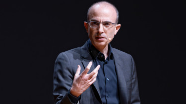 Harari, a világhírű történész figyelmeztetése: Nem bízhatjuk a sorsunkat az intelligens gépekre