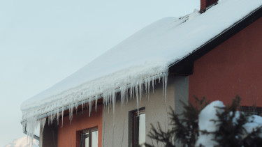 Már 20 centis hó borítja a közeli magashegység csúcsait: figyelmeztetést adtak ki a meteorológusok