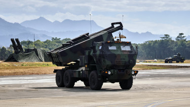 Trump a tűzzel játszik: olyan fegyverbizniszre készül, ami veszélybe sodorhatja a legfontosabb találkozóját