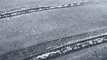 Jelentős fennakadások az M1-esen és több főúton balesetek miatt