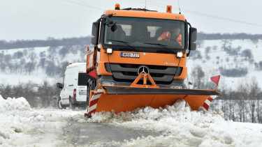 Mikor takarítják már el a havat az utcákon? – Bemutatjuk, ki, mikor várhatja a hókotrókat a lakóhelyén!