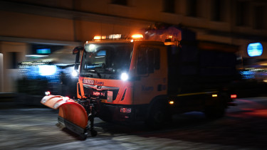 Hókáosz Magyarország szomszédjában: lavina sodort el egy autóbuszt