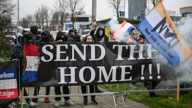 Drasztikus fordulat a bevándorlók egyik európai célországában: sorban mutatnak ajtót a menedékkérőknek